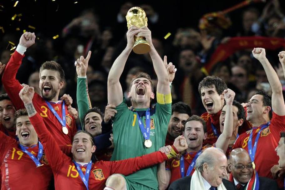 Spagna campione del mondo in Sudafrica: le Furie Rosse, dopo gli Europei 2008, trionfano ai Mondiali in finale con l’Olanda. Ap